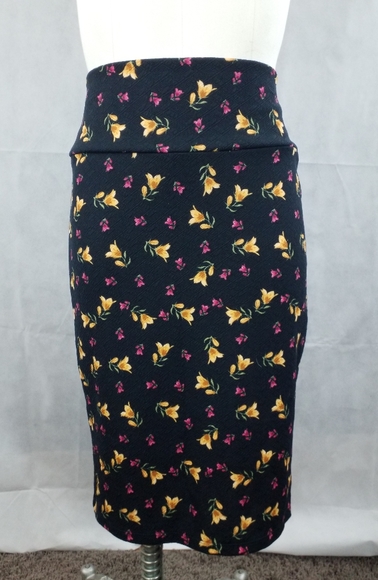 ⭐️⭐️Lularoe Cassie Skirt Black Floral - Picture 2 of 4